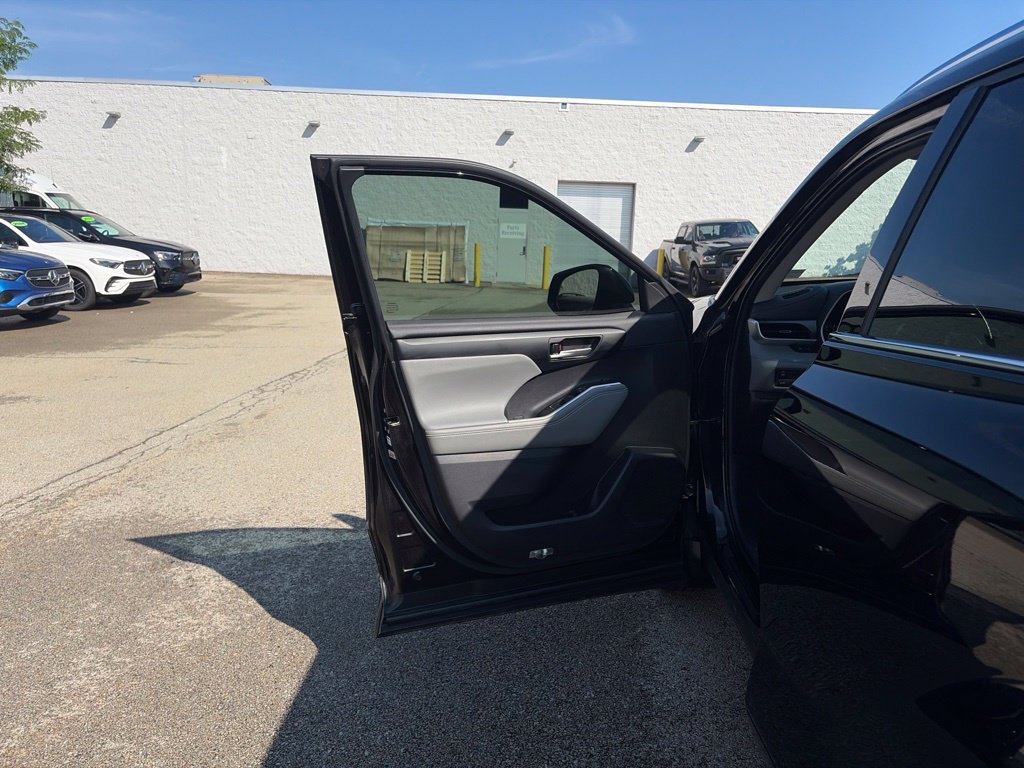 Used 2021 Toyota Highlander XLE AWD/4WD image 10