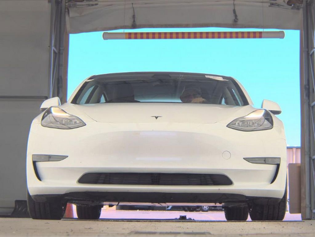 Used 2023 Tesla Model 3 Standard Range RWD image 3