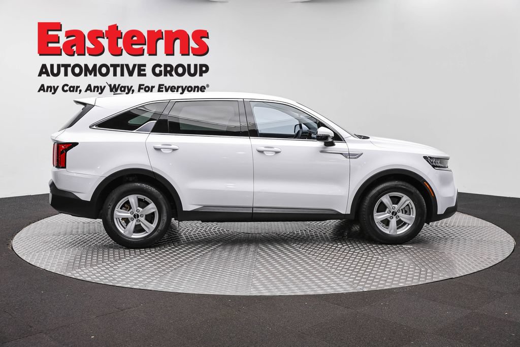 Used 2023 Kia Sorento LX FWD image 5