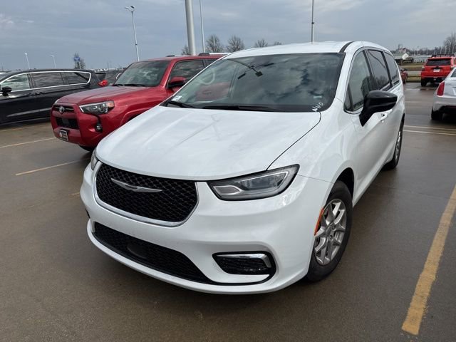 Used 2024 Chrysler Pacifica Touring-L image 40