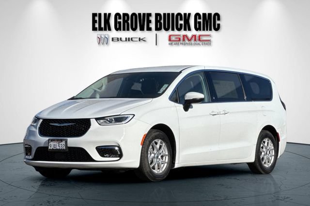 Used 2023 Chrysler Pacifica Touring-L image 8