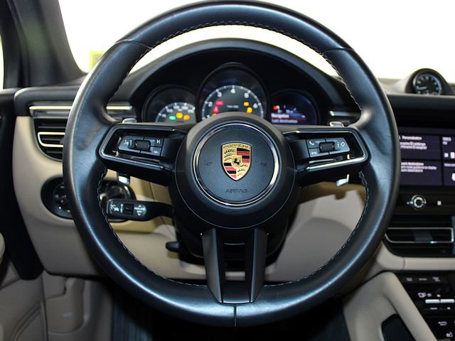 Certified 2023 Porsche Macan AWD/4WD image 18