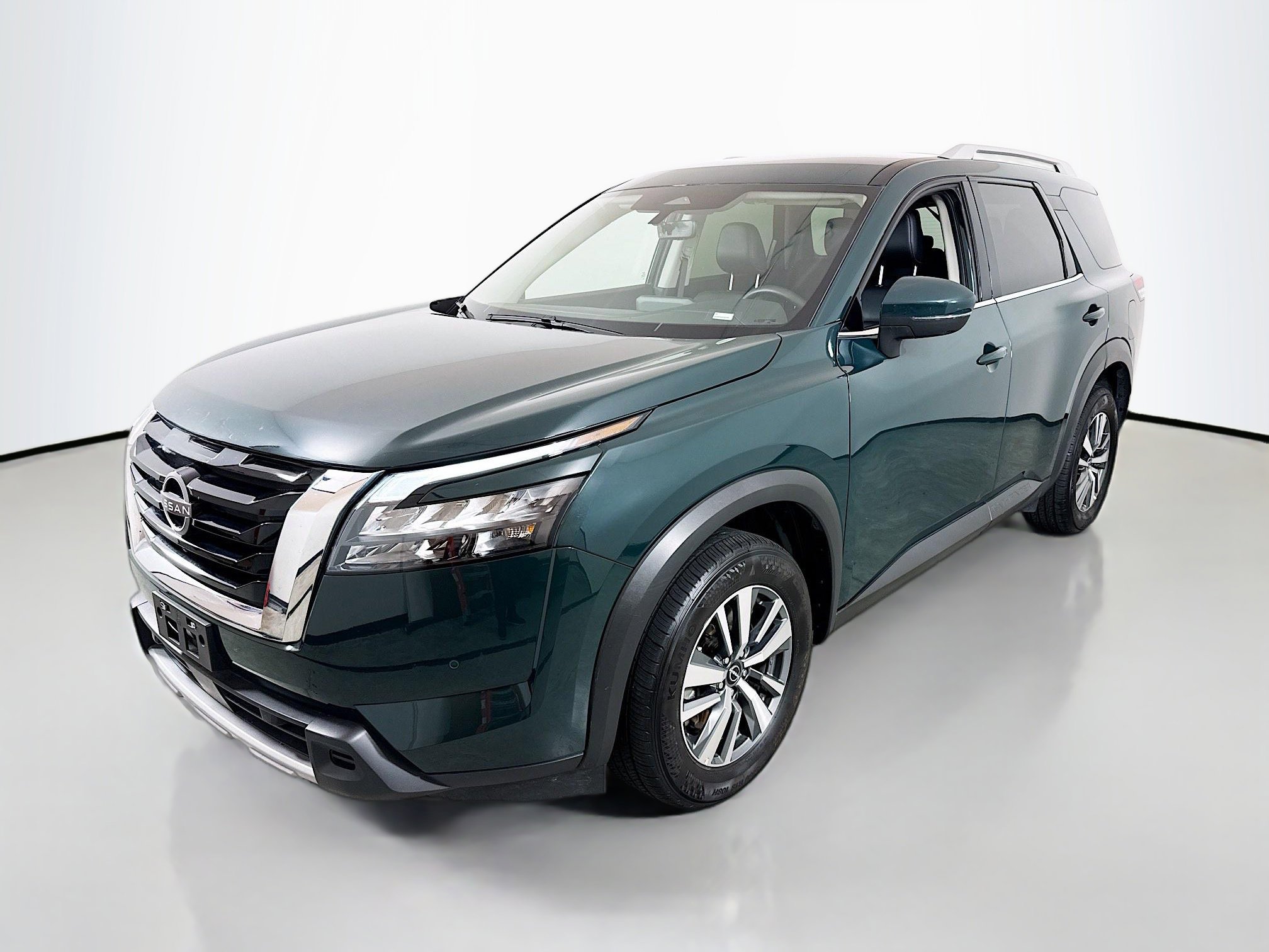 Used 2025 Nissan Pathfinder SL AWD/4WD image 3