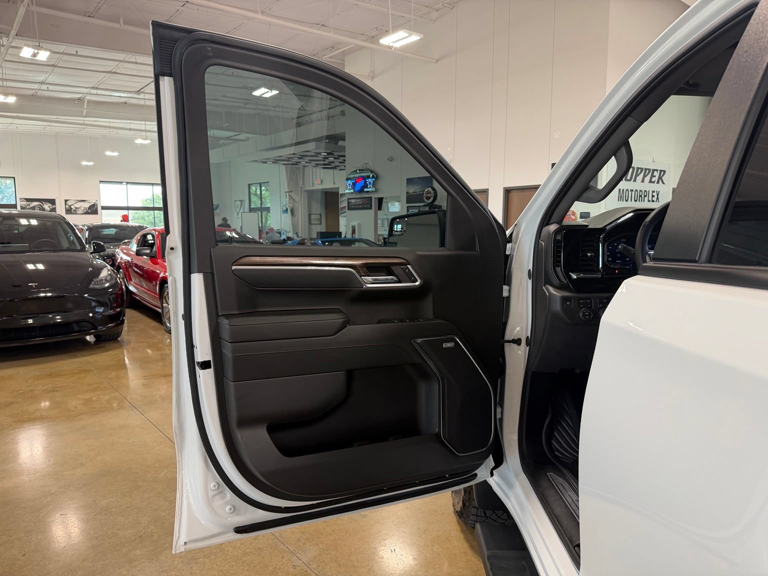 Used 2024 Chevrolet Silverado 1500 LT Trail Boss w/ Convenience Package II AWD/4WD image 11