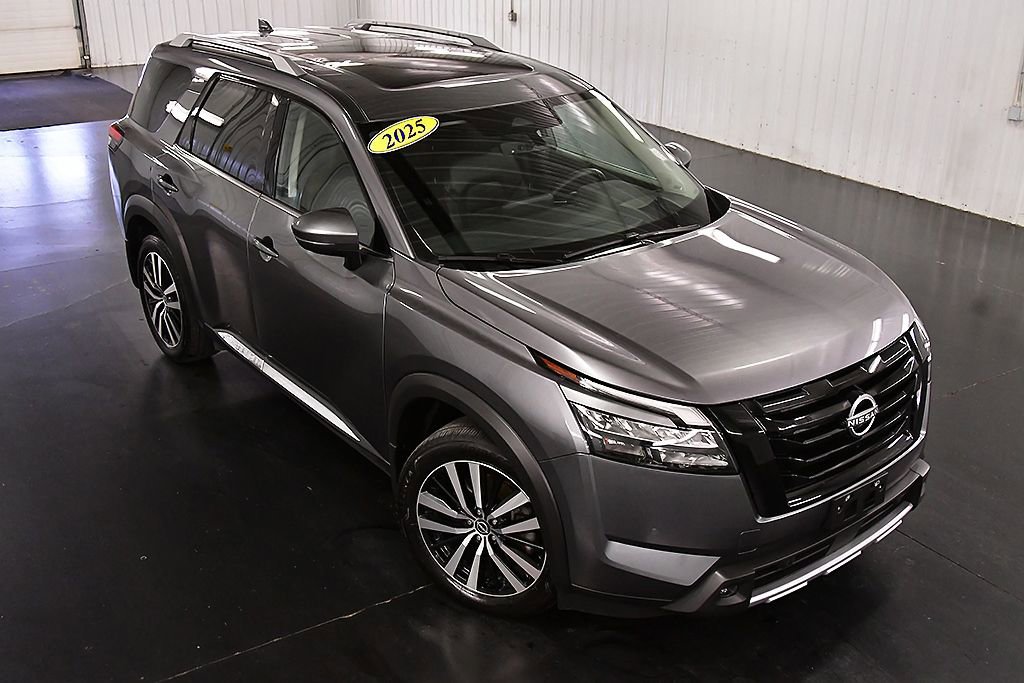 Used 2025 Nissan Pathfinder Platinum AWD/4WD image 11