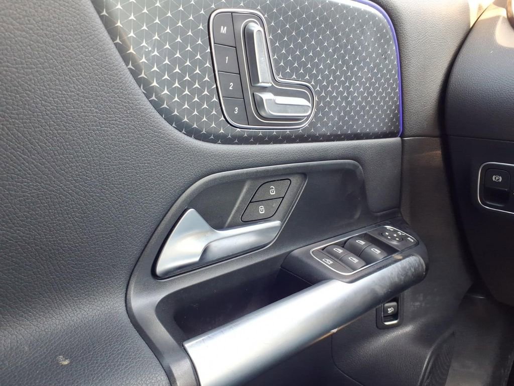 Used 2025 Mercedes-Benz GLA 250 4MATIC image 16