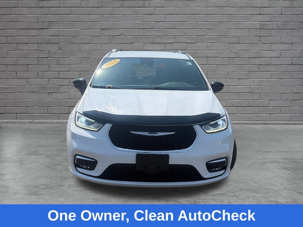 Used 2025 Chrysler Pacifica Select FWD image 2