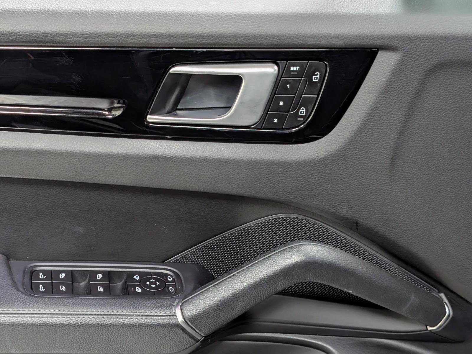 Used 2022 Porsche Cayenne Platinum Edition w/ Premium Package image 14