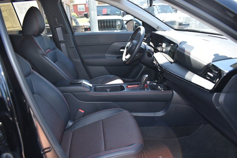 Used 2025 Nissan Kicks SR AWD/4WD image 29
