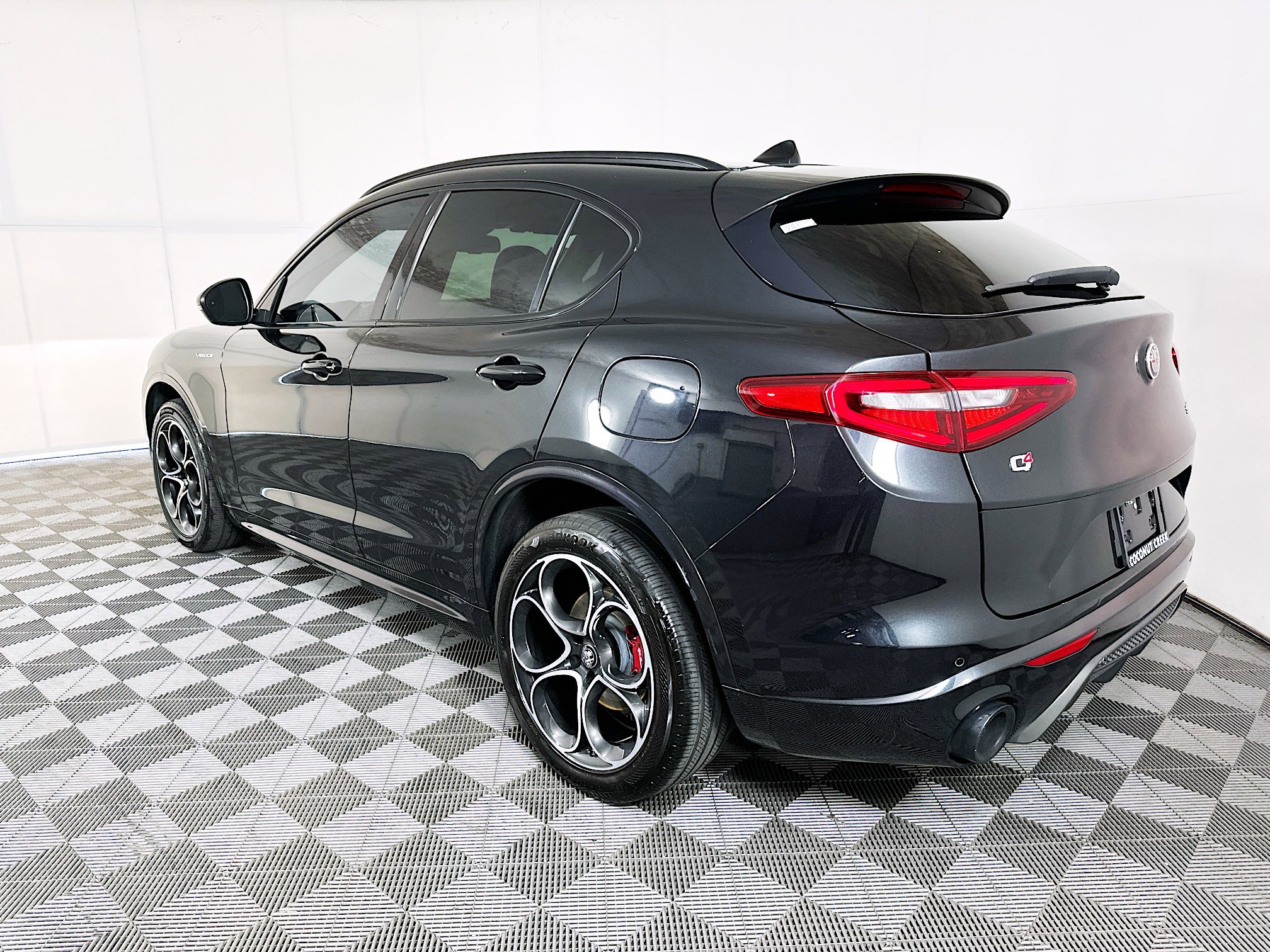 Used 2022 Alfa Romeo Stelvio Veloce AWD/4WD image 5