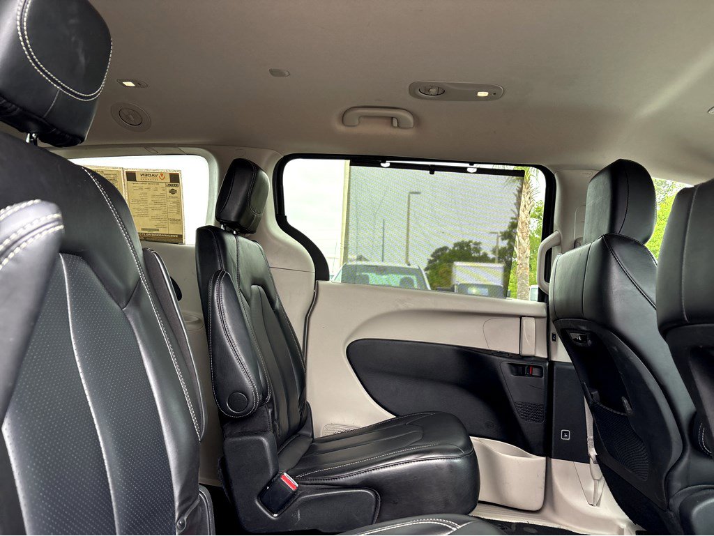 Used 2023 Chrysler Pacifica Touring-L image 13