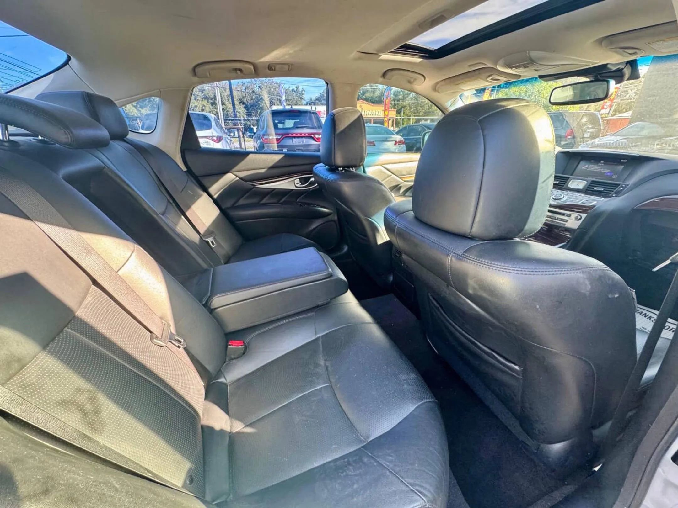 Used 2018 INFINITI Q70 Luxe image 24