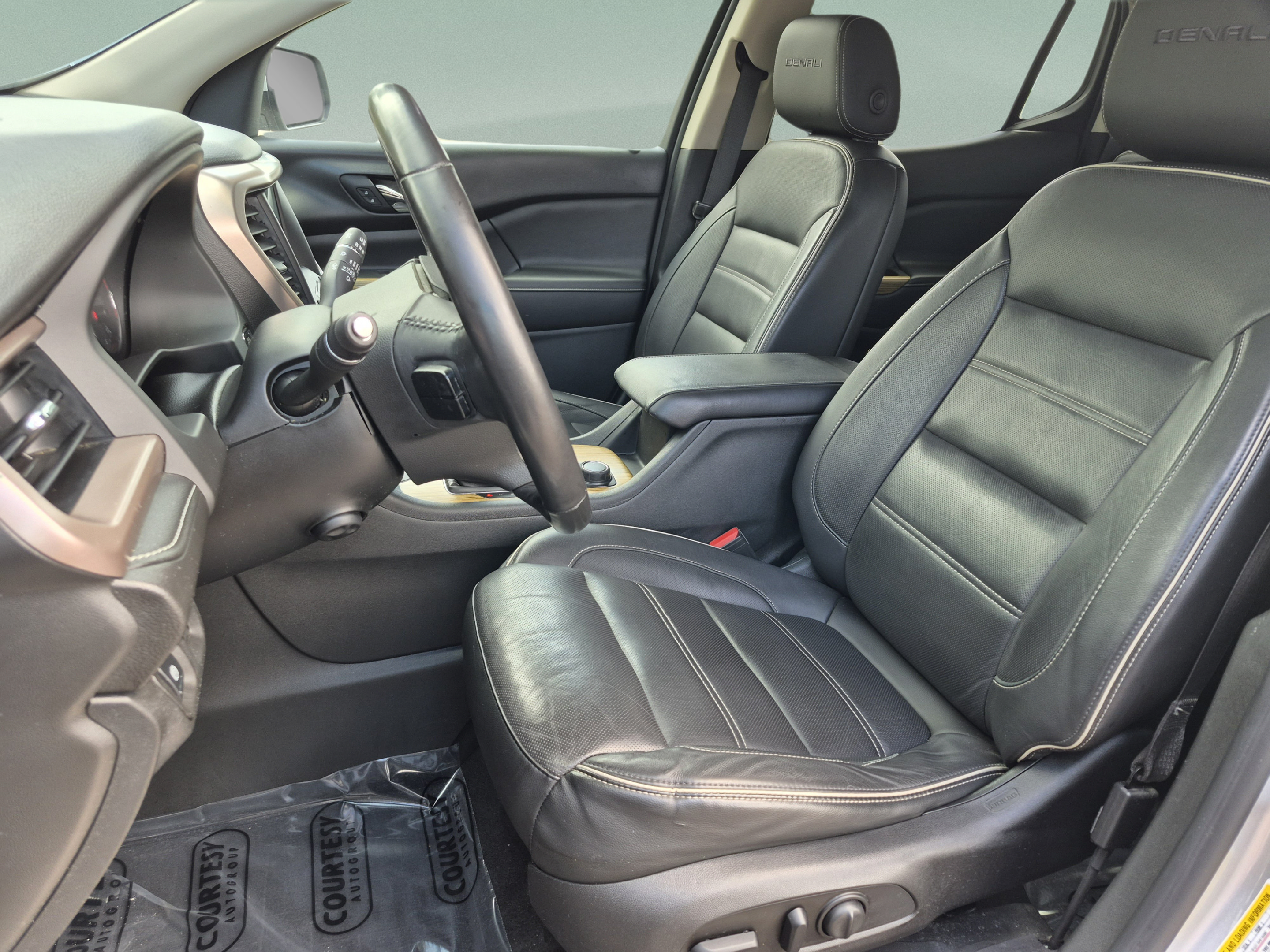Used 2017 GMC Acadia Denali w/ Technology Package FWD image 19