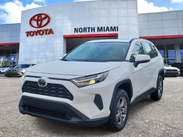 Used 2025 Toyota RAV4 XLE AWD/4WD image 2