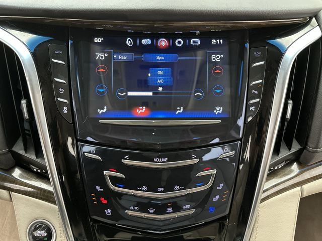 Used 2019 Cadillac Escalade ESV Luxury AWD/4WD image 19