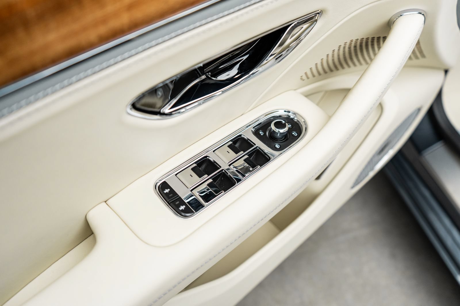 Certified 2026 Bentley Flying Spur Plug-In Hybrid AWD/4WD image 24