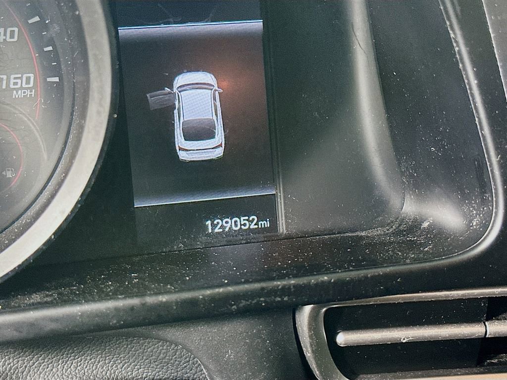 Used 2022 Hyundai Elantra SE image 17