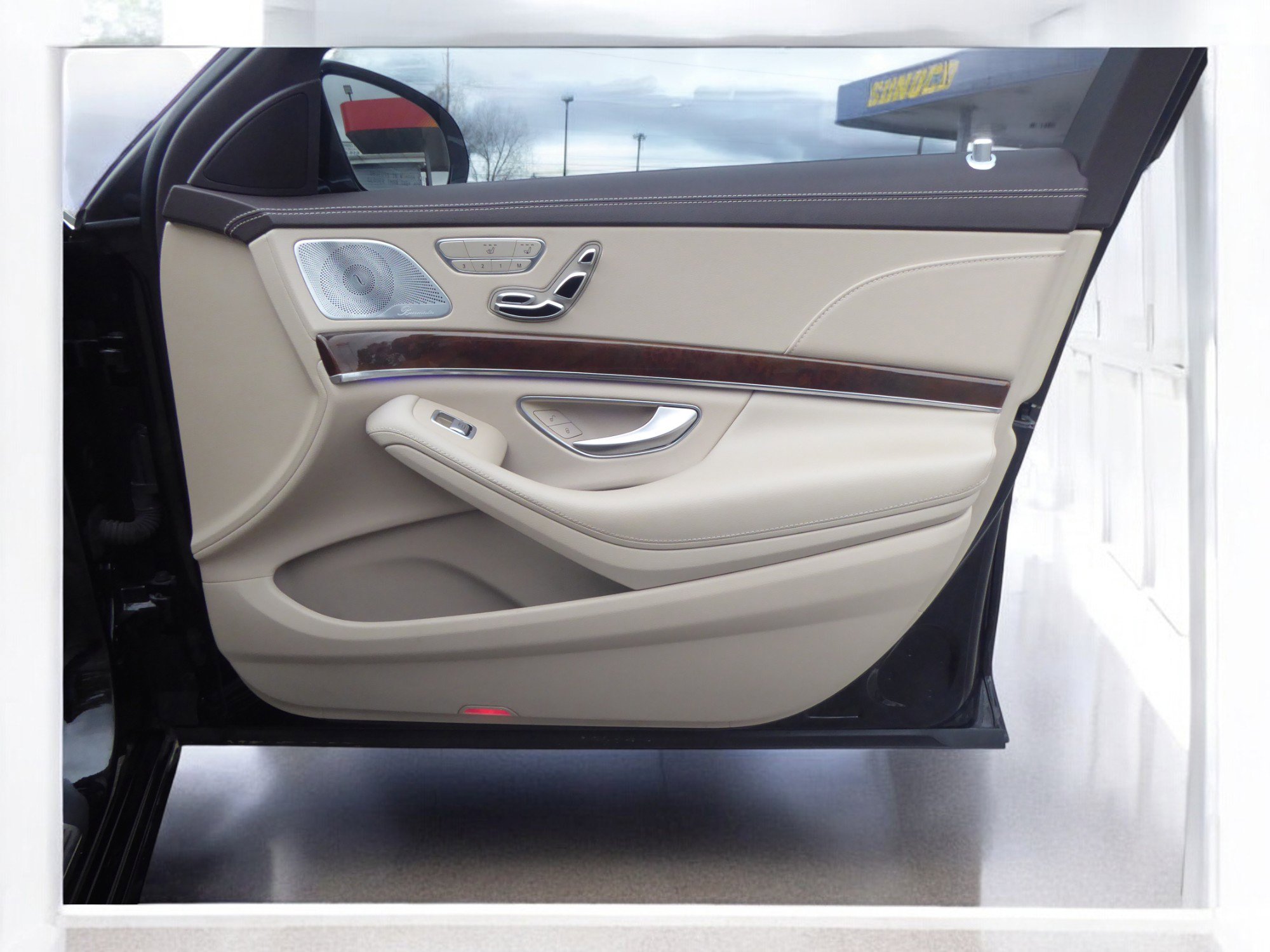 Used 2016 Mercedes-Benz S 550 4MATIC Sedan w/ Premium Package image 21