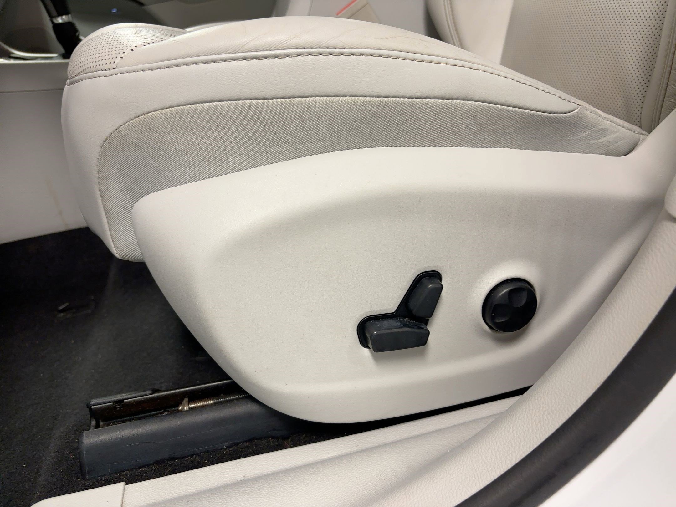 Used 2019 Jeep Cherokee Limited image 13