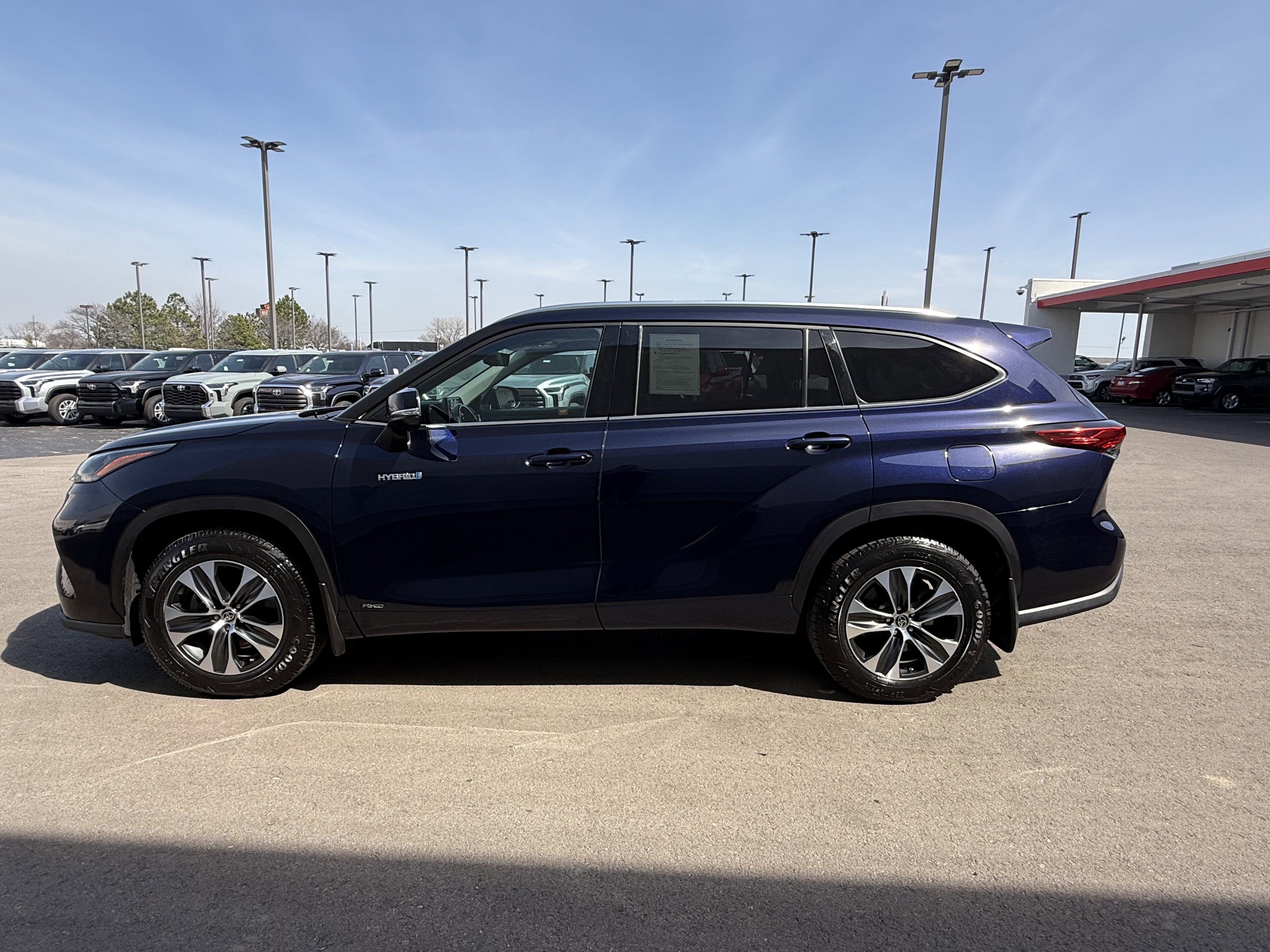 Used 2020 Toyota Highlander XLE image 28