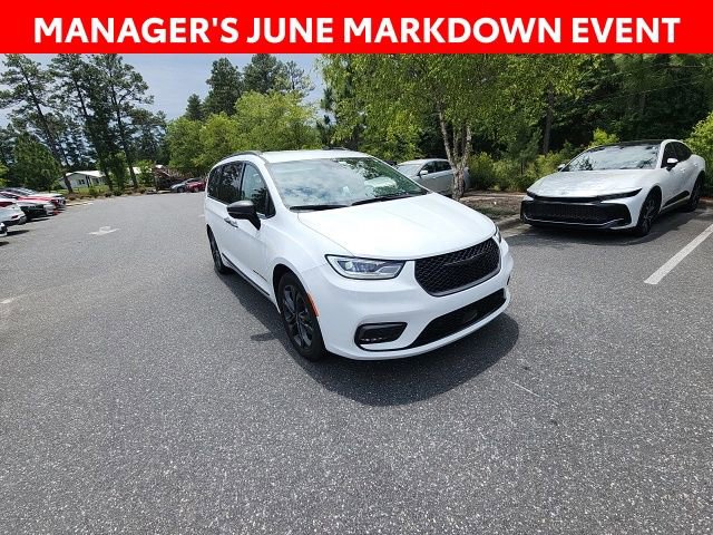 Used 2024 Chrysler Pacifica Touring-L w/ Road Tripper Package FWD image 3