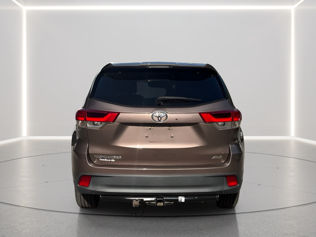 Used 2017 Toyota Highlander XLE FWD image 3