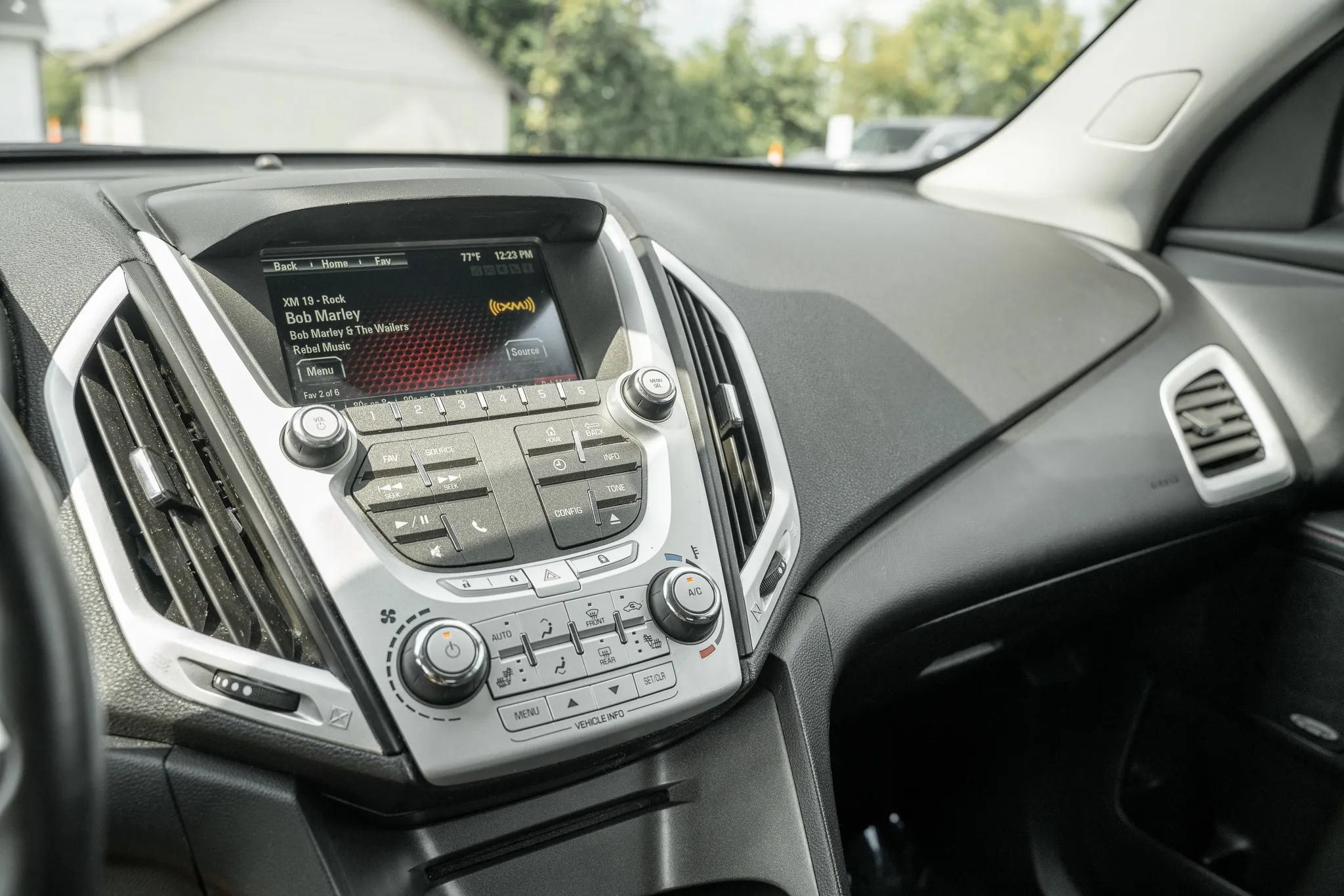Used 2015 GMC Terrain SLE w/ Convenience Package AWD/4WD image 18