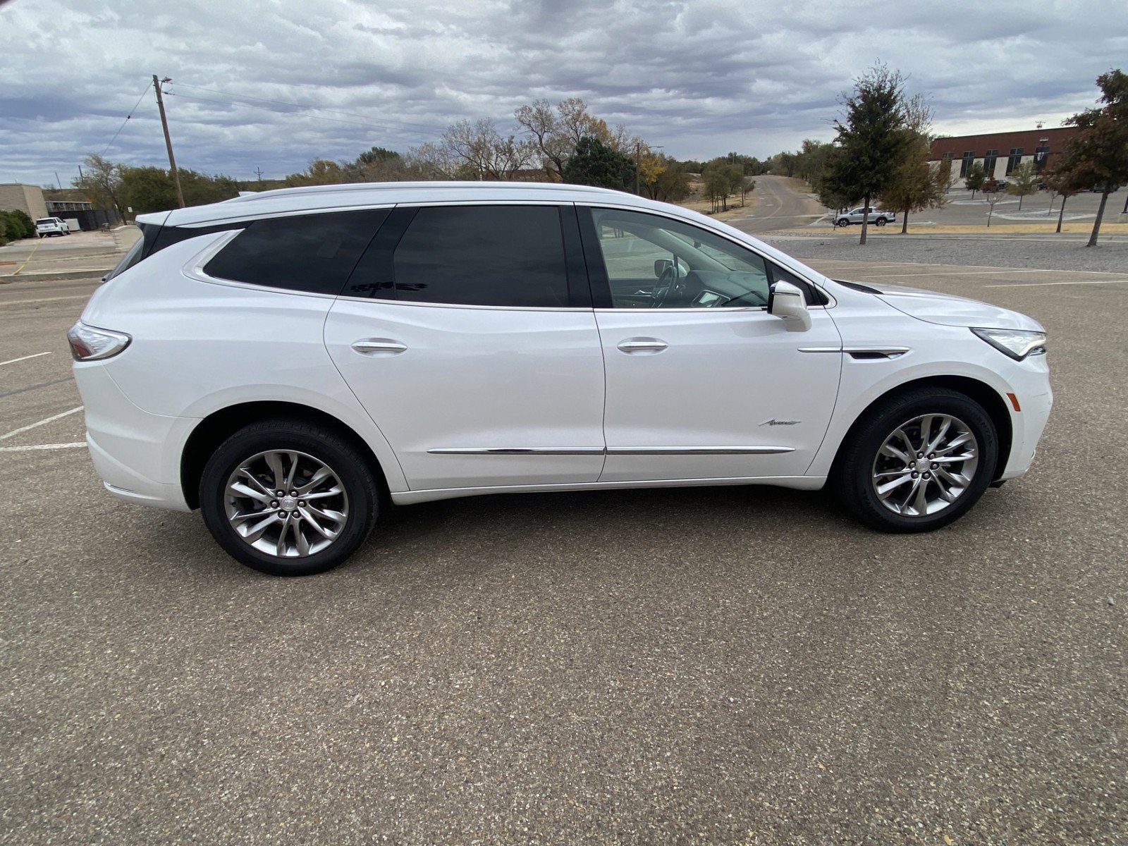 Used 2022 Buick Enclave Avenir w/ Avenir Technology Package AWD/4WD image 9