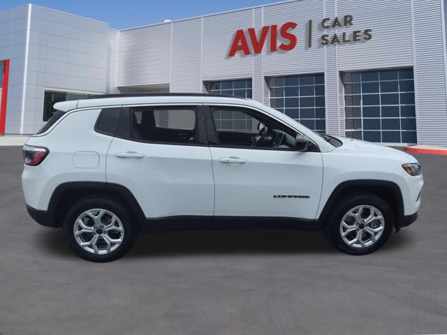 Used 2025 Jeep Compass Latitude w/ Sun & Sound Group AWD/4WD image 5