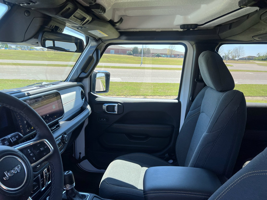 Used 2025 Jeep Wrangler Sahara image 15