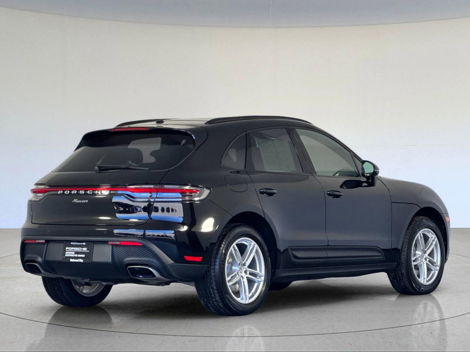 Certified 2025 Porsche Macan image 8