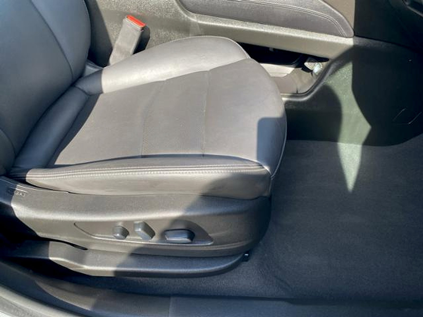 Used 2025 Cadillac XT6 Premium Luxury FWD image 23