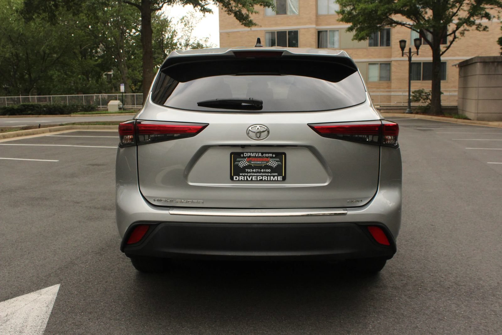 Used 2022 Toyota Highlander L AWD/4WD image 8
