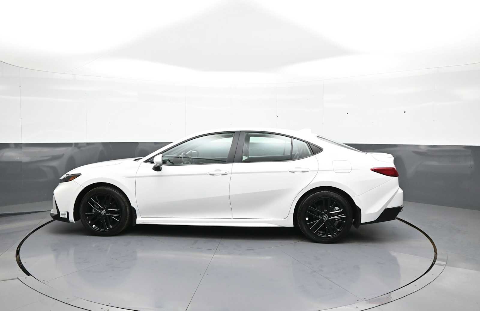 Used 2025 Toyota Camry SE w/ Convenience Package AWD/4WD image 9