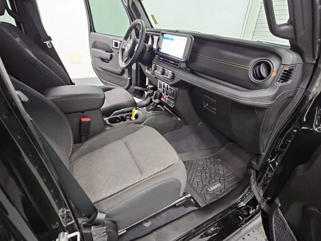 Used 2025 Jeep Gladiator Mojave w/ Convenience Group AWD/4WD image 36