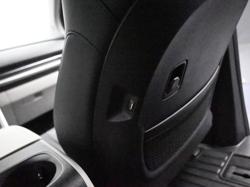 Used 2024 Kia Carnival LX image 17