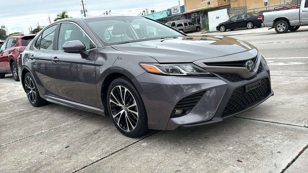 Used 2018 Toyota Camry SE w/ Moonroof Package FWD image 16