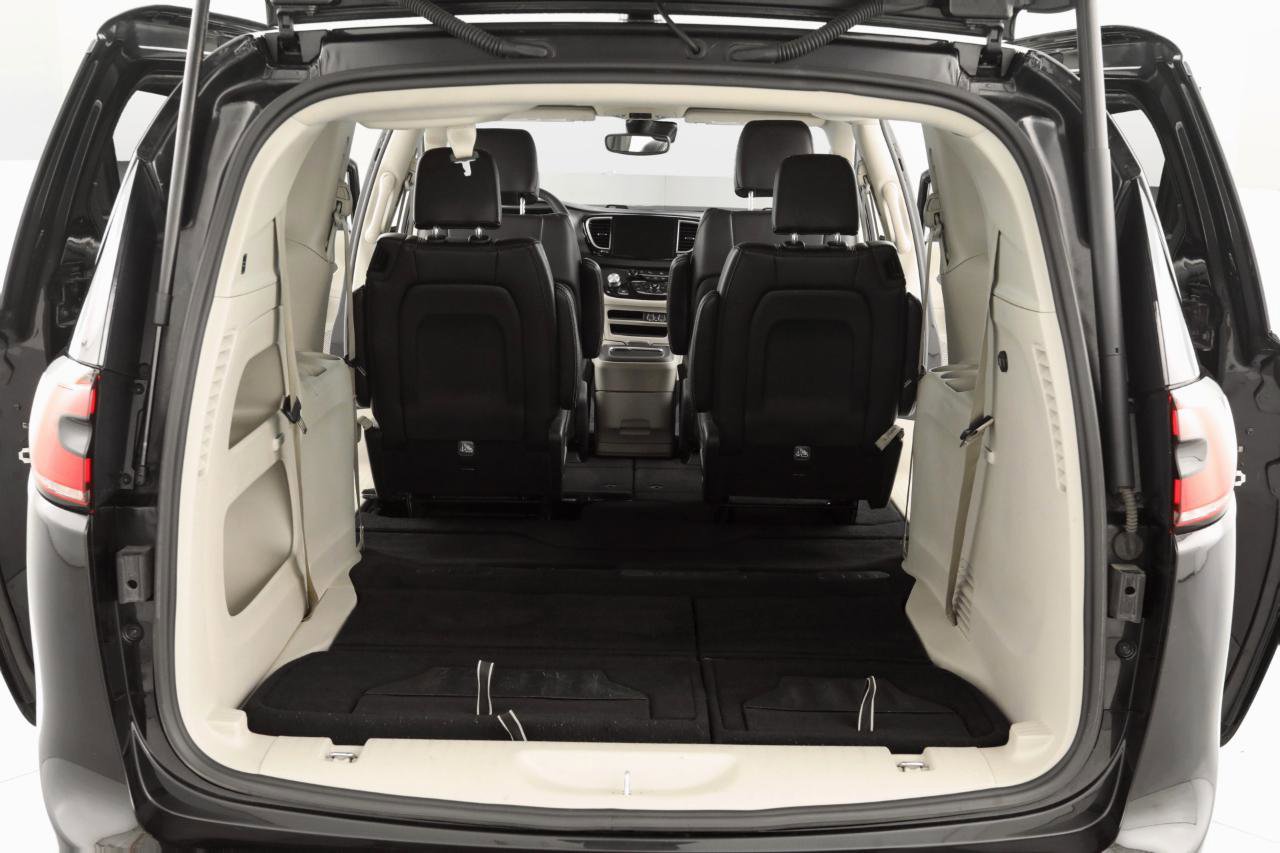 Used 2023 Chrysler Pacifica Touring-L image 31