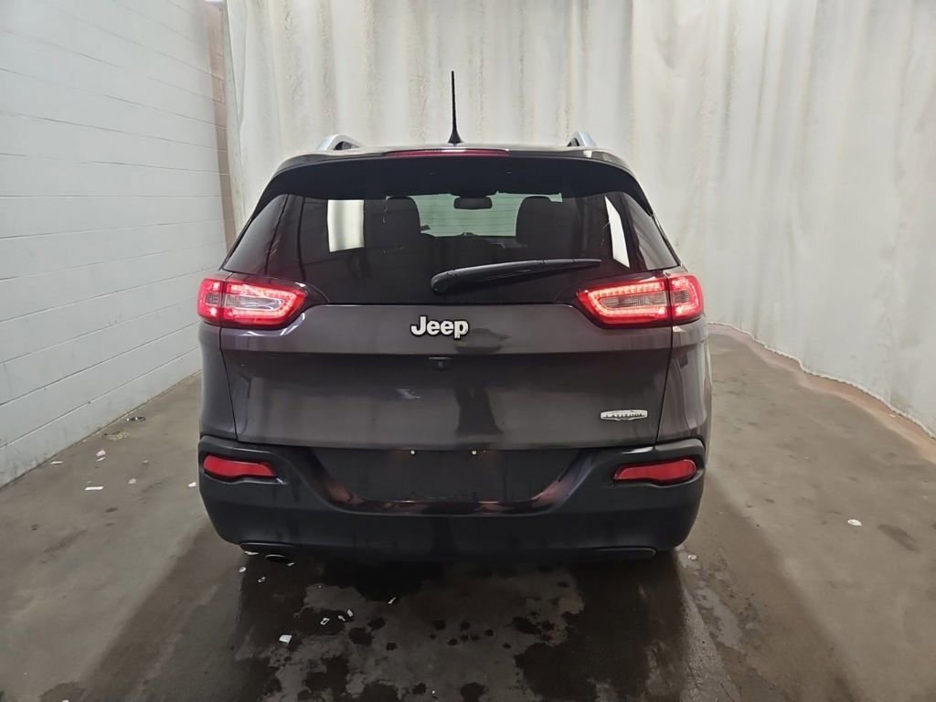 Used 2017 Jeep Cherokee Latitude w/ Cold Weather Group FWD image 5