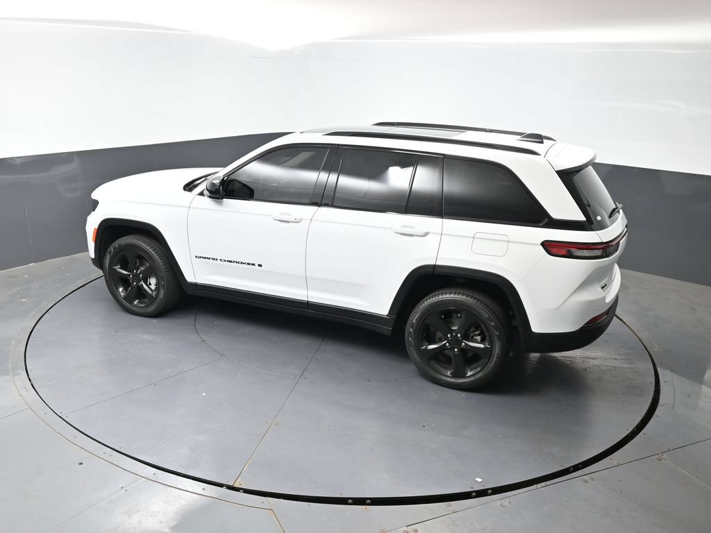Used 2023 Jeep Grand Cherokee Limited w/ Black Appearance Package AWD/4WD image 20