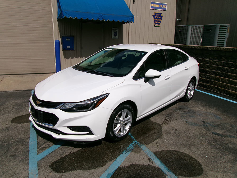 Used 2017 Chevrolet Cruze LT w/ Convenience Package FWD image 4