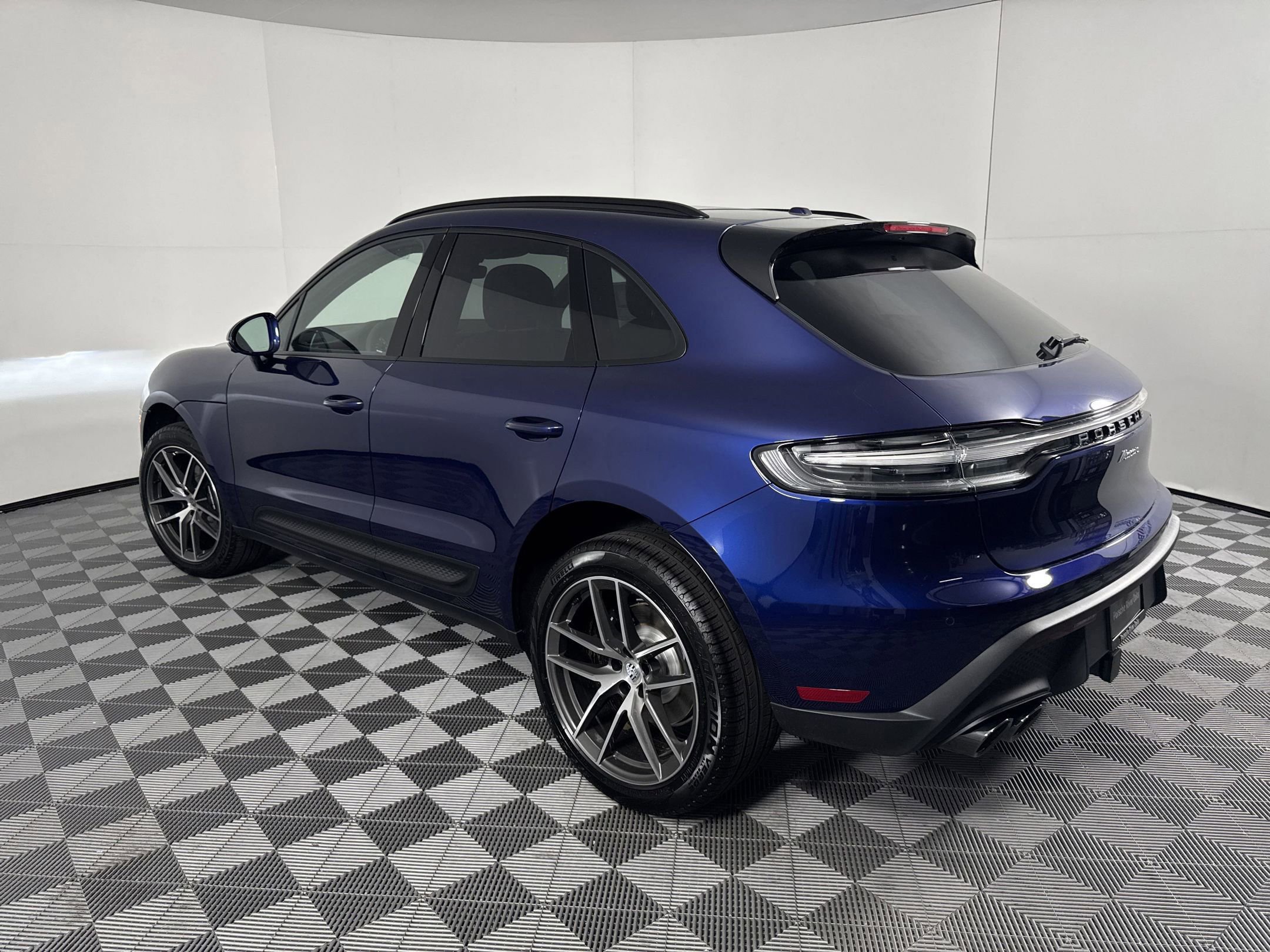 Certified 2025 Porsche Macan AWD/4WD image 3
