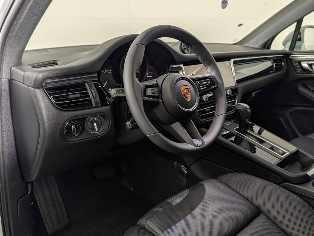 New 2026 Porsche Macan AWD/4WD image 4