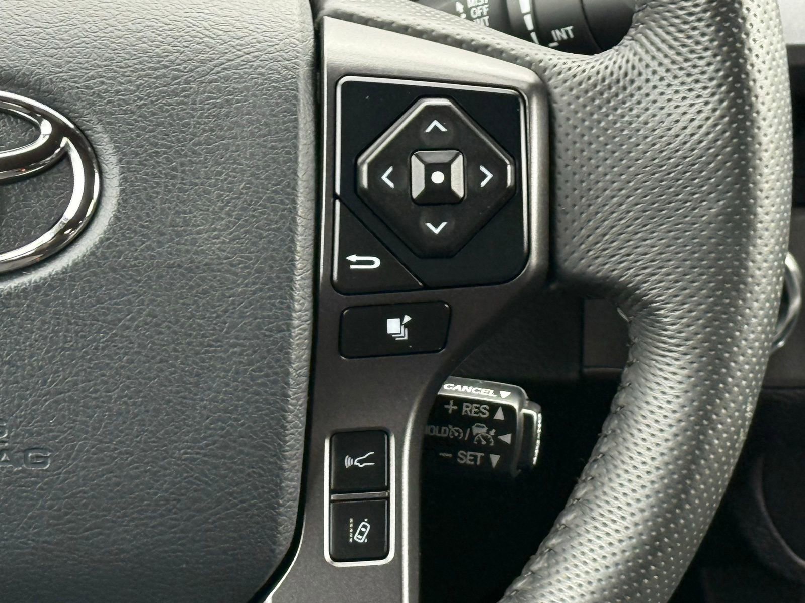 Used 2018 Toyota Tacoma TRD Off-Road image 31