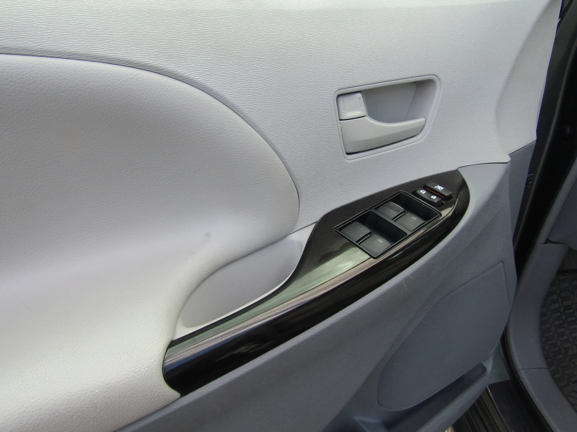 Used 2013 Toyota Sienna LE w/ Towing Pkg FWD image 24