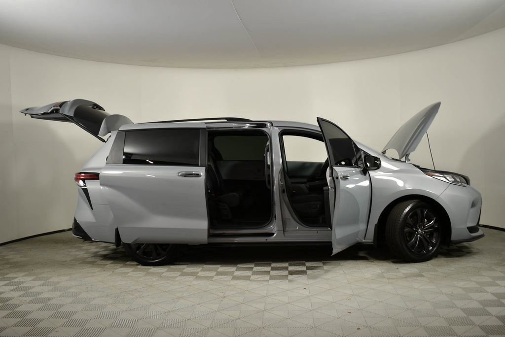 Used 2025 Toyota Sienna XSE w/ XSE Plus Package image 7