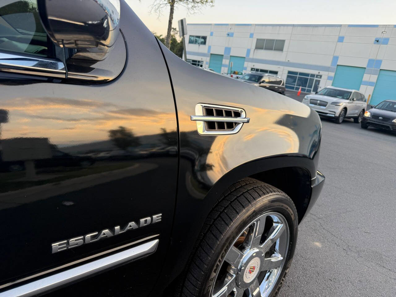 Used 2012 Cadillac Escalade Luxury image 7