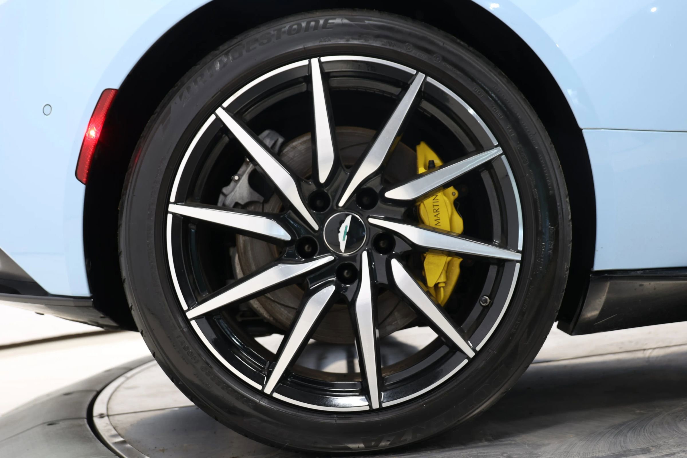 Used 2018 Aston Martin DB11 V12 image 98