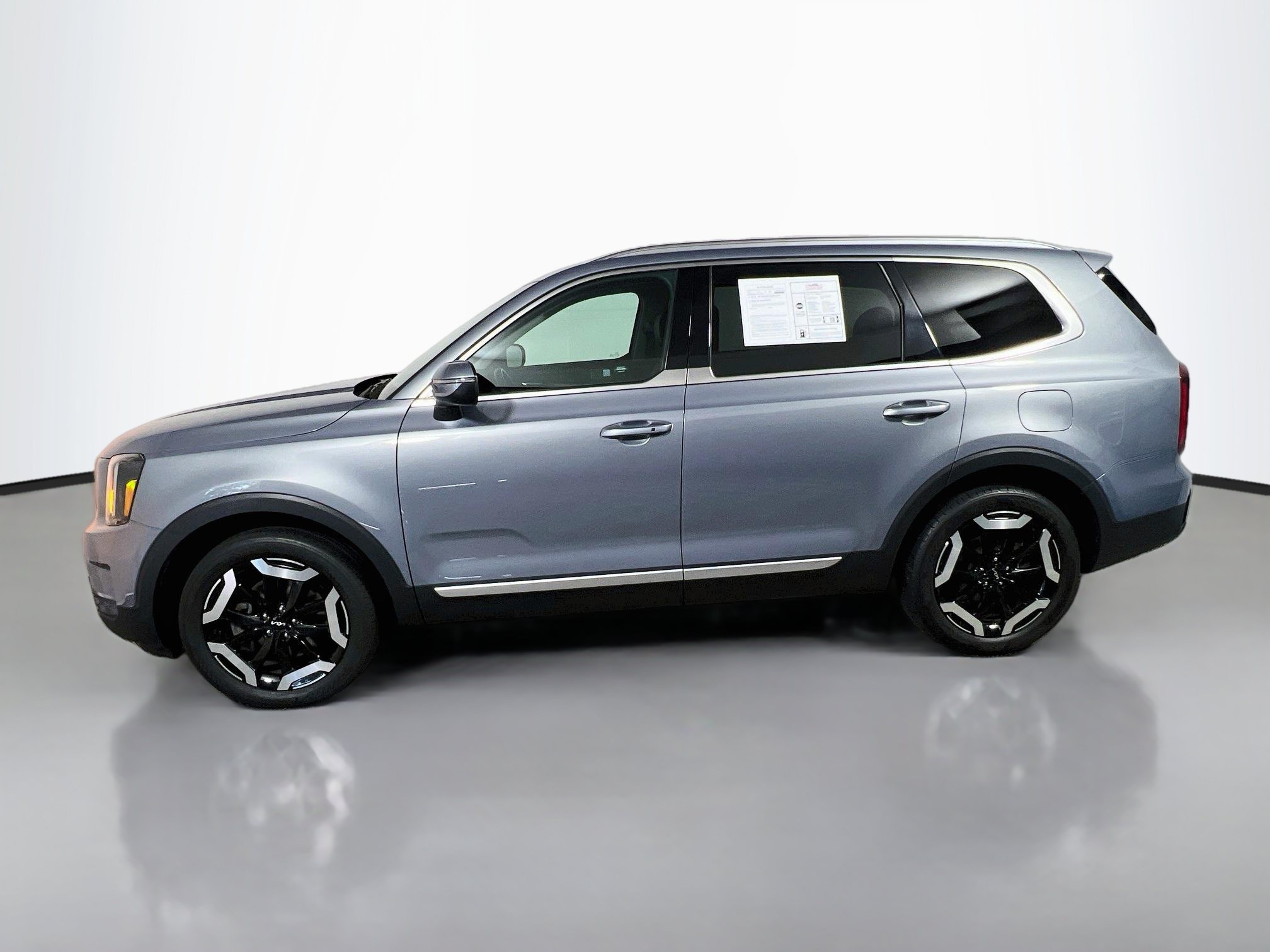Used 2025 Kia Telluride S FWD image 9