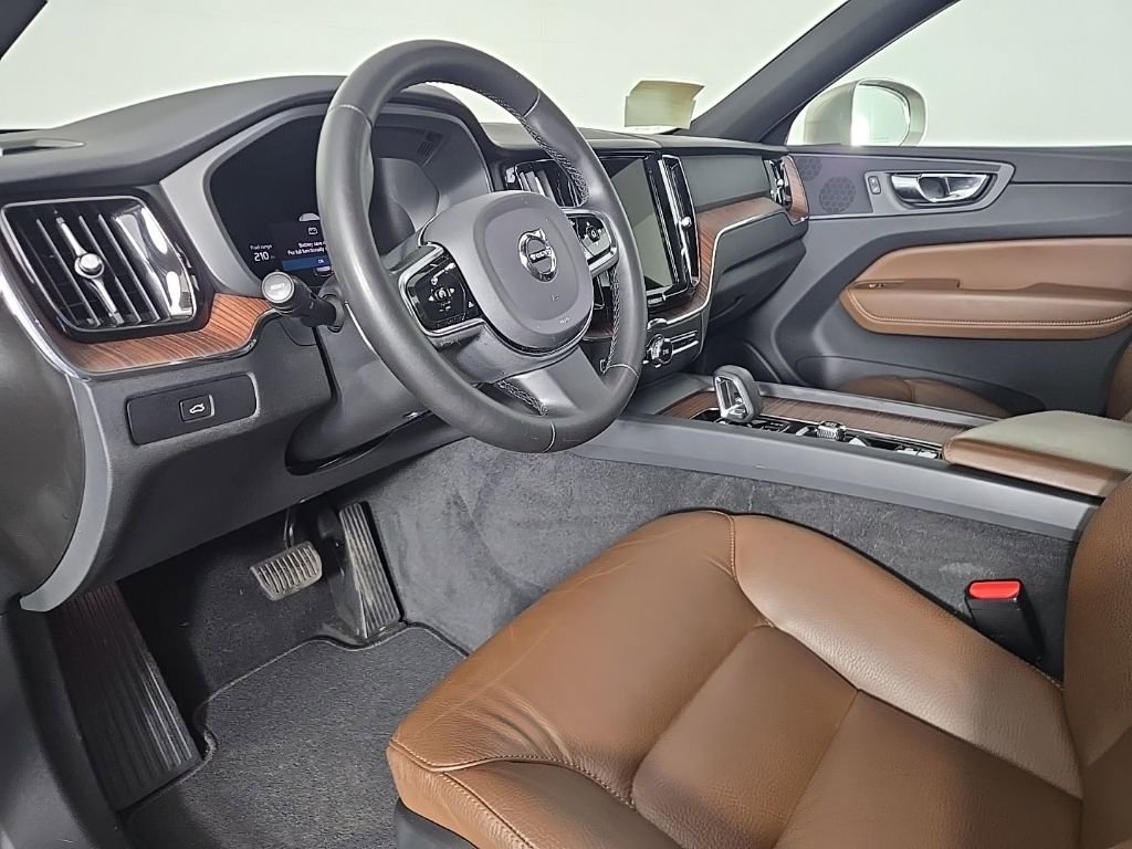 Certified 2023 Volvo XC60 B5 Plus w/ Climate Package image 19
